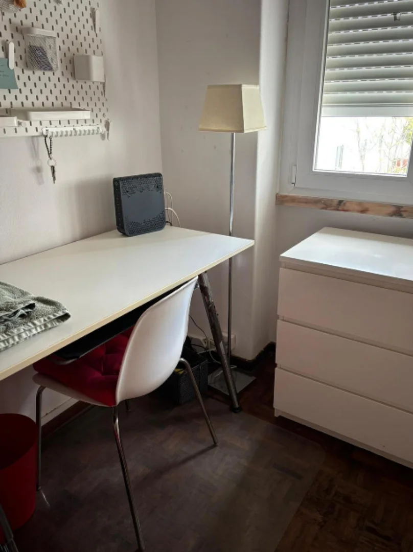 Chambre d'étudiant lumineuse et aérée avec accès facile à l'université dans