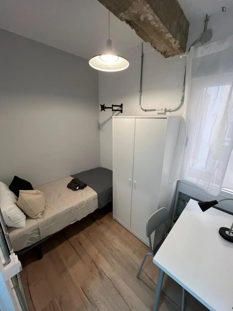 Quarto de estudante luminoso e arejado com acesso fácil à universidade em 