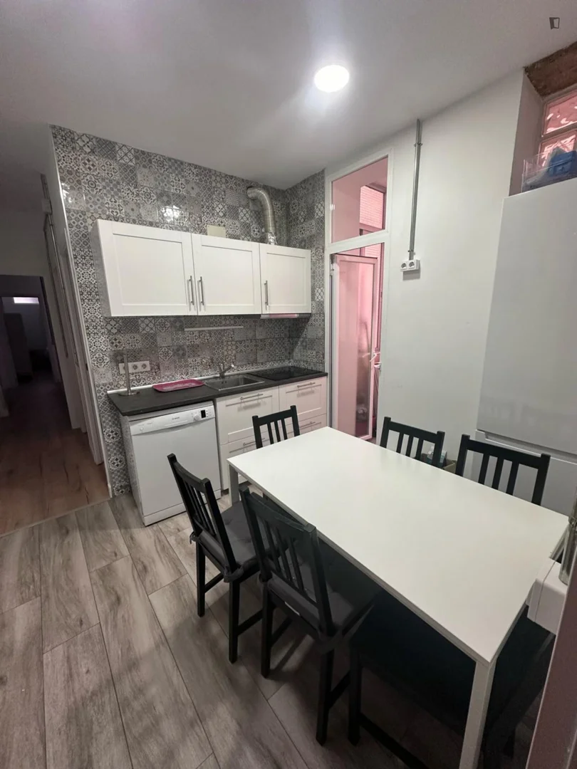 Quarto acessível para estudantes com iluminação ampla em 