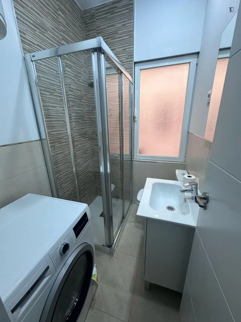 Quarto de estudante confortável e espaçoso em 