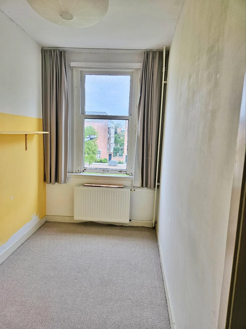 Student-friendly room in  with modern amenities