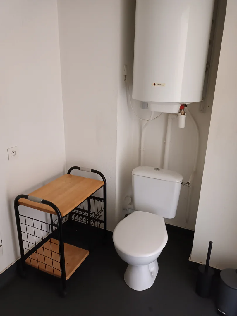 'de etkili düzene sahip minimalist öğrenci stüdyosu
