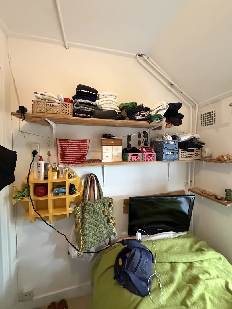 Quarto para alugar em apartamento de estudantes em , totalmente mobilado
