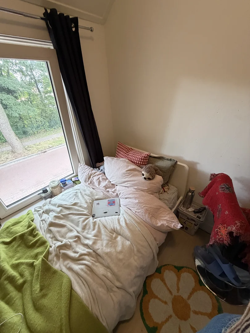 Quarto acessível para estudantes com iluminação ampla em 