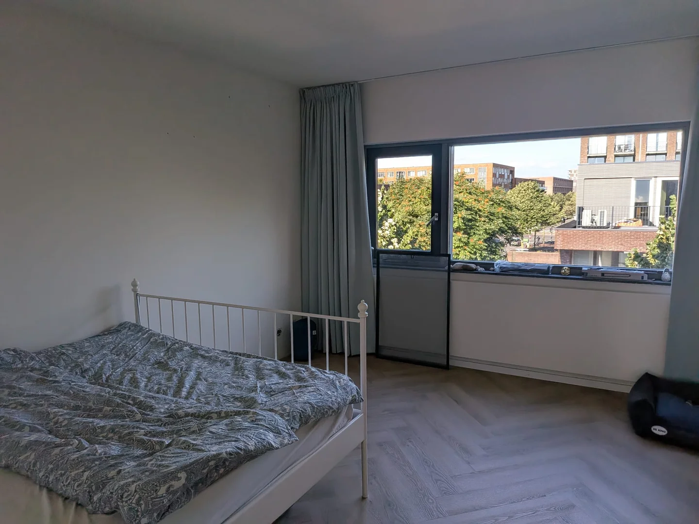 Bright and airy student room with easy university access in 