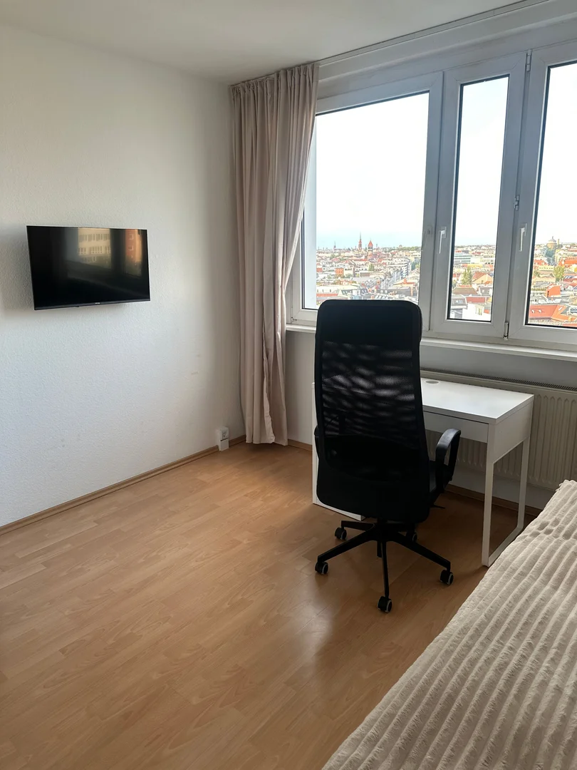 Comfortable and spacious student room in 