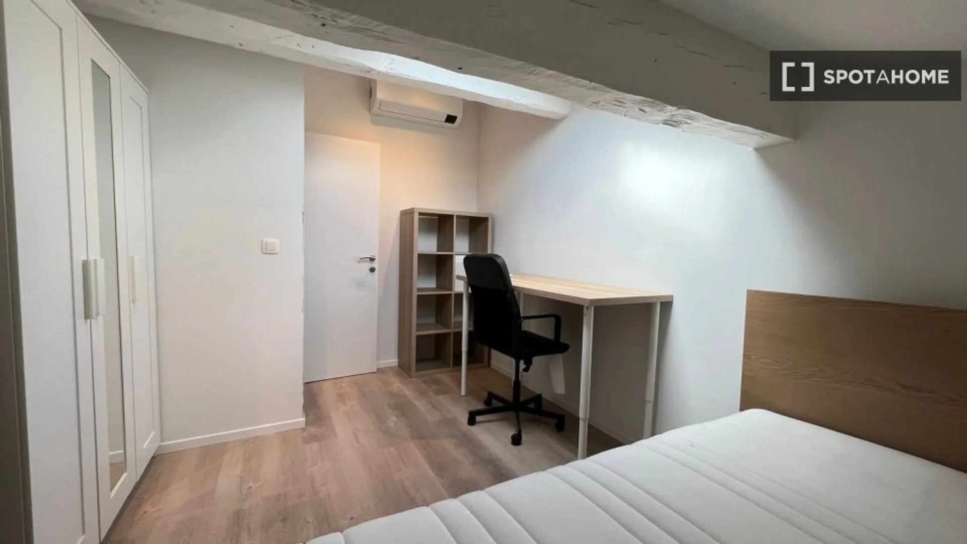 Student-friendly room in  with modern amenities