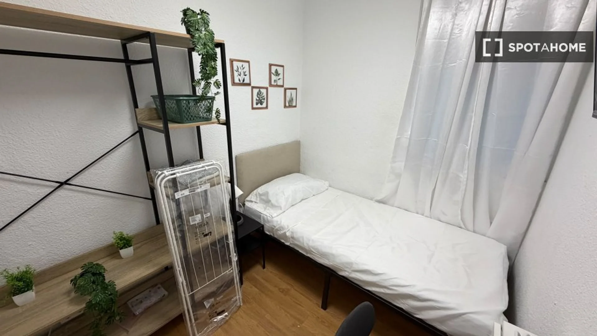 Chambre abordable pour les étudiants avec un bon éclairage dans 