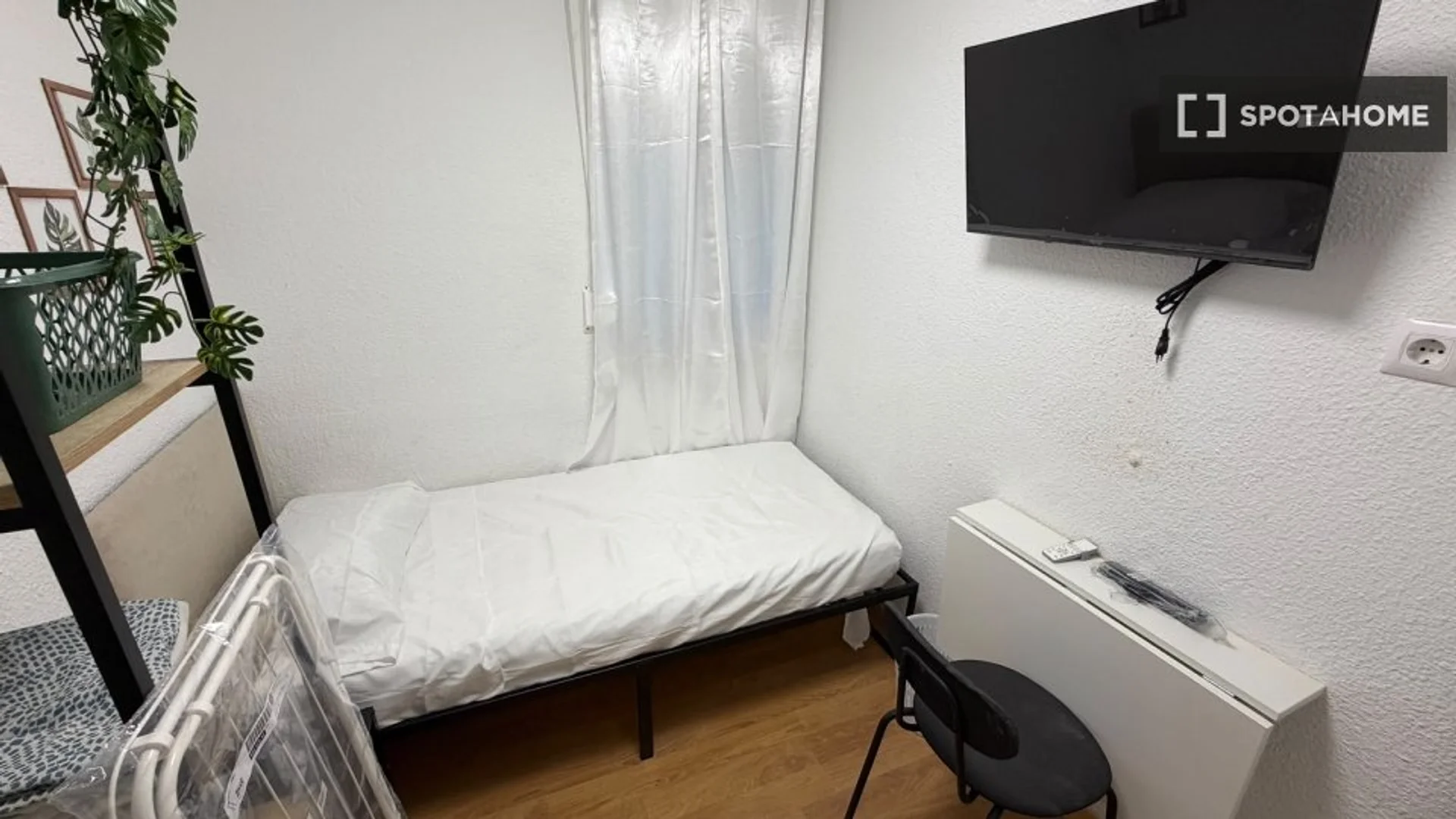Chambre abordable pour les étudiants avec un bon éclairage dans 