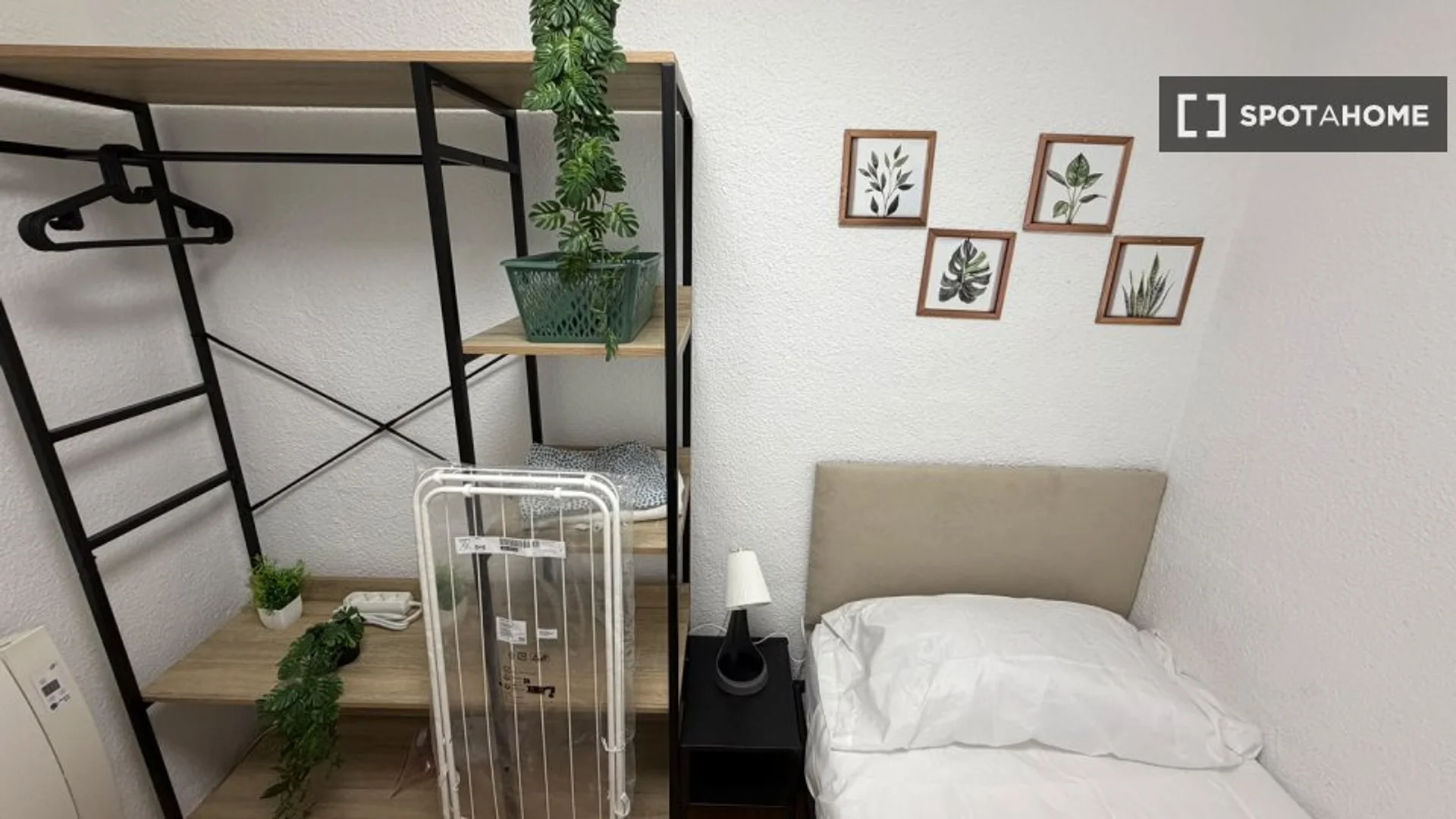 Chambre confortable pour étudiants disponible dans 