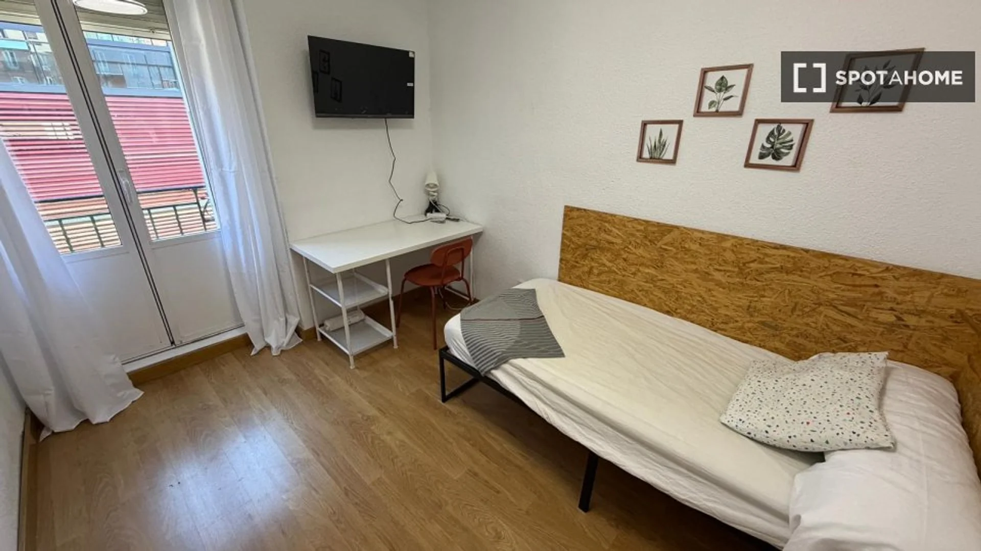 Chambre d'étudiant à  avec espace d'étude et installations communes
