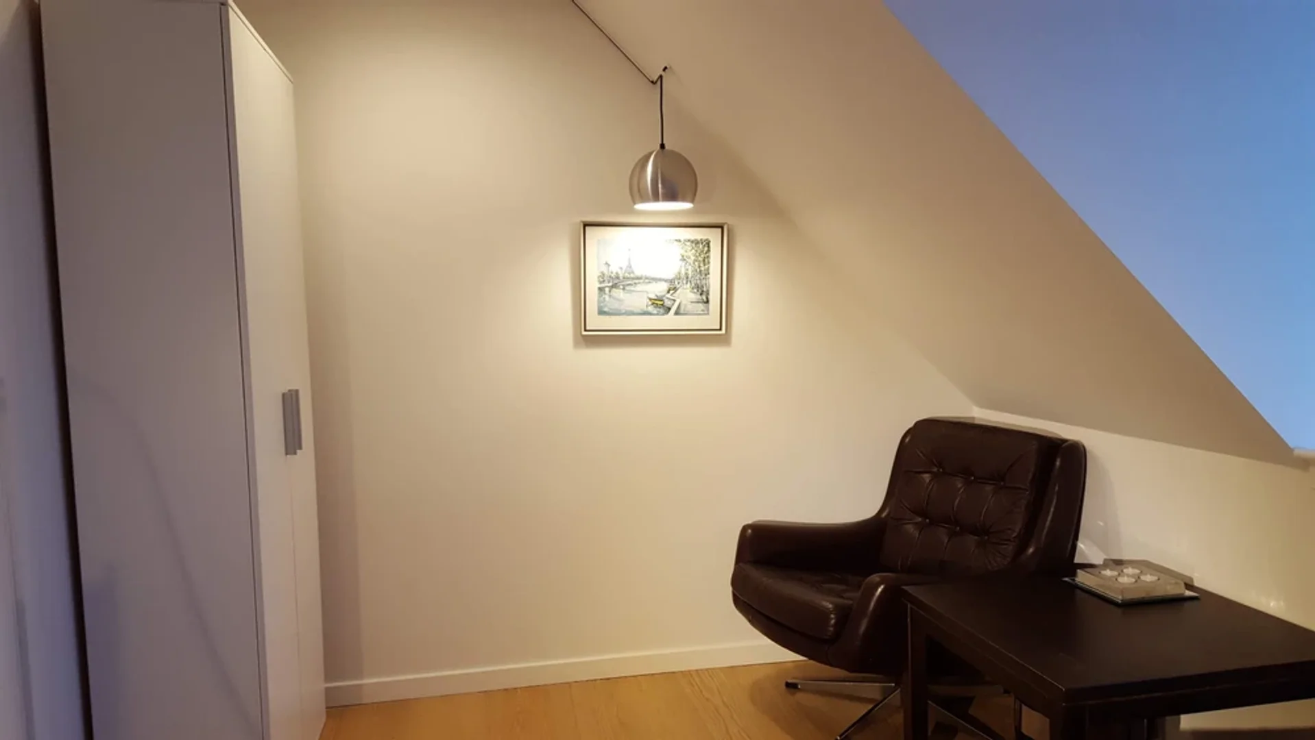 Bright and airy student room with easy university access in 