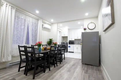 Apartamento inteiro em Boulevard Décarie 4586, imagem 3 de 24
