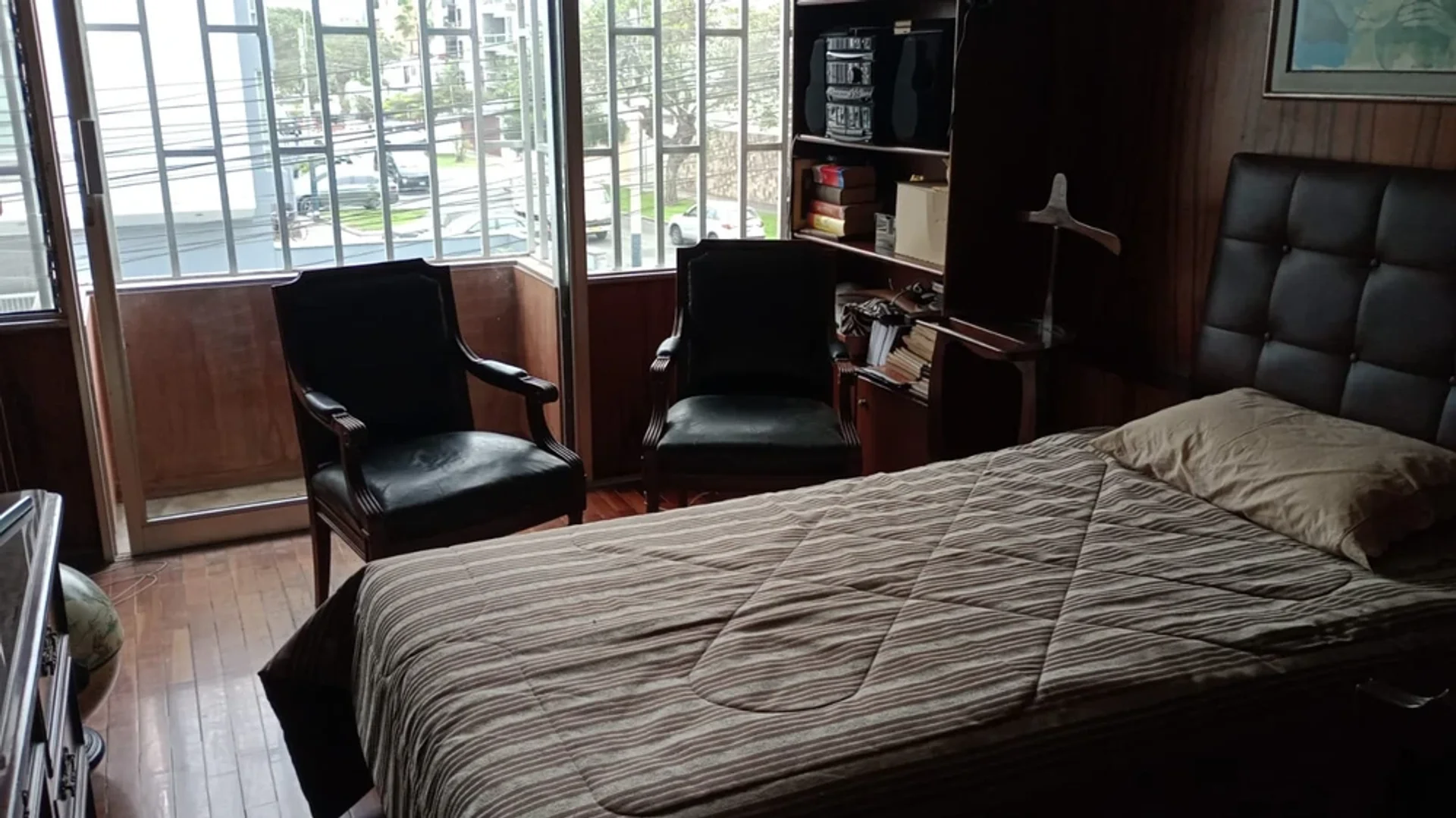 Chambre d'étudiant à  avec espace d'étude et installations communes