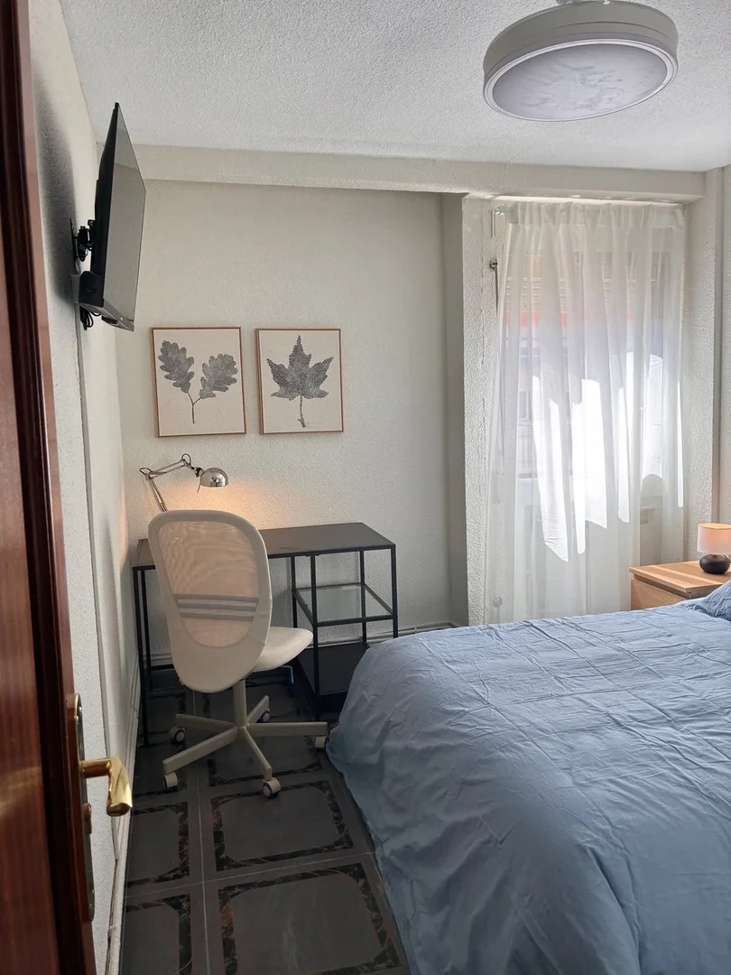 Habitación estudiantil luminosa y aireada con fácil acceso a la universidad en 