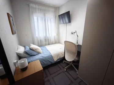 Habitación privada en Calle Valdemoro 18, imagen 1 de 8