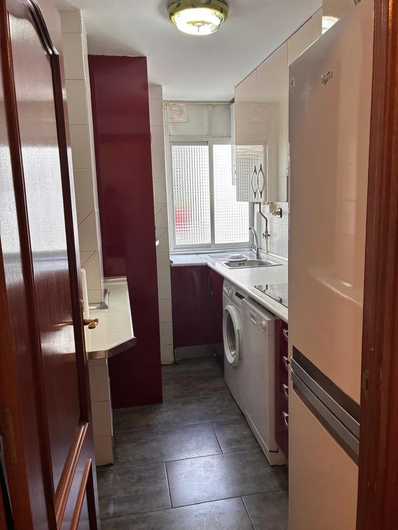 Habitación estudiantil amplia y cómoda en