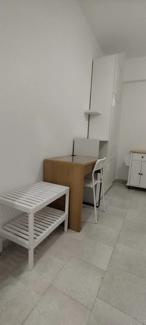 Modernes Studentenstudio mit kompletter Ausstattung in 