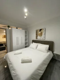 Zimmer mit Doppelbett zu vermieten {area}
