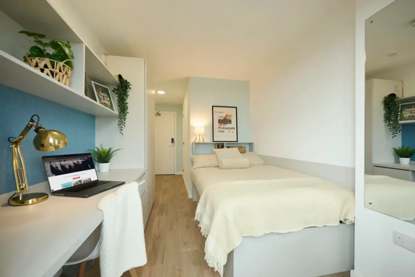 Bright and airy student room with easy university access in 