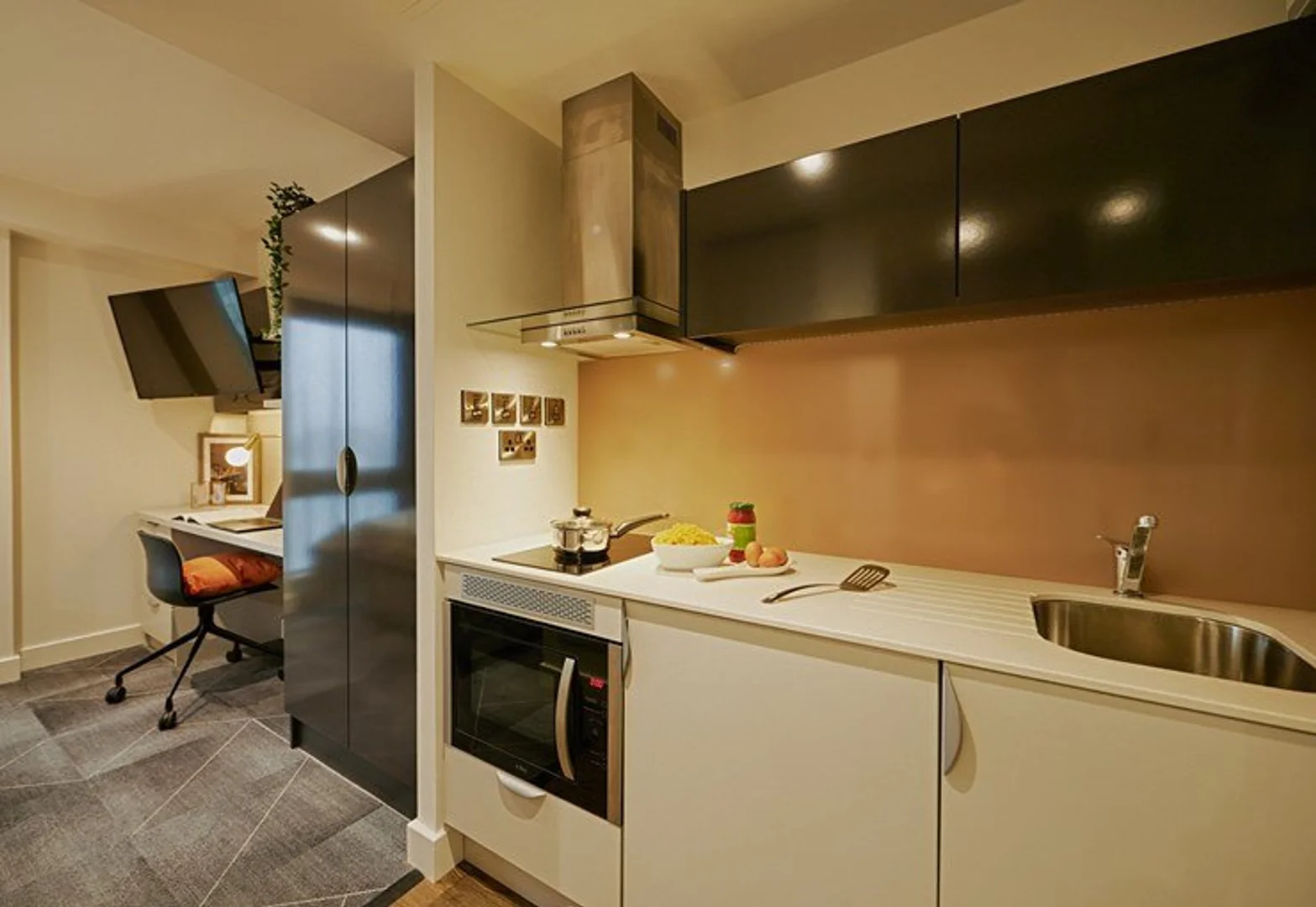 Moderno estudio para estudiantes con todas las comodidades en