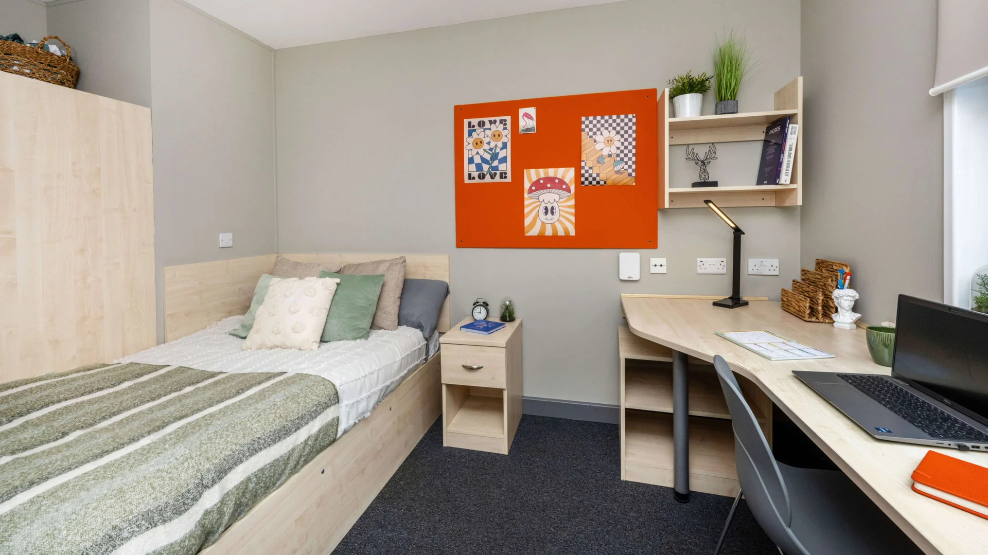 Quarto de estudante luminoso e arejado com acesso fácil à universidade em 