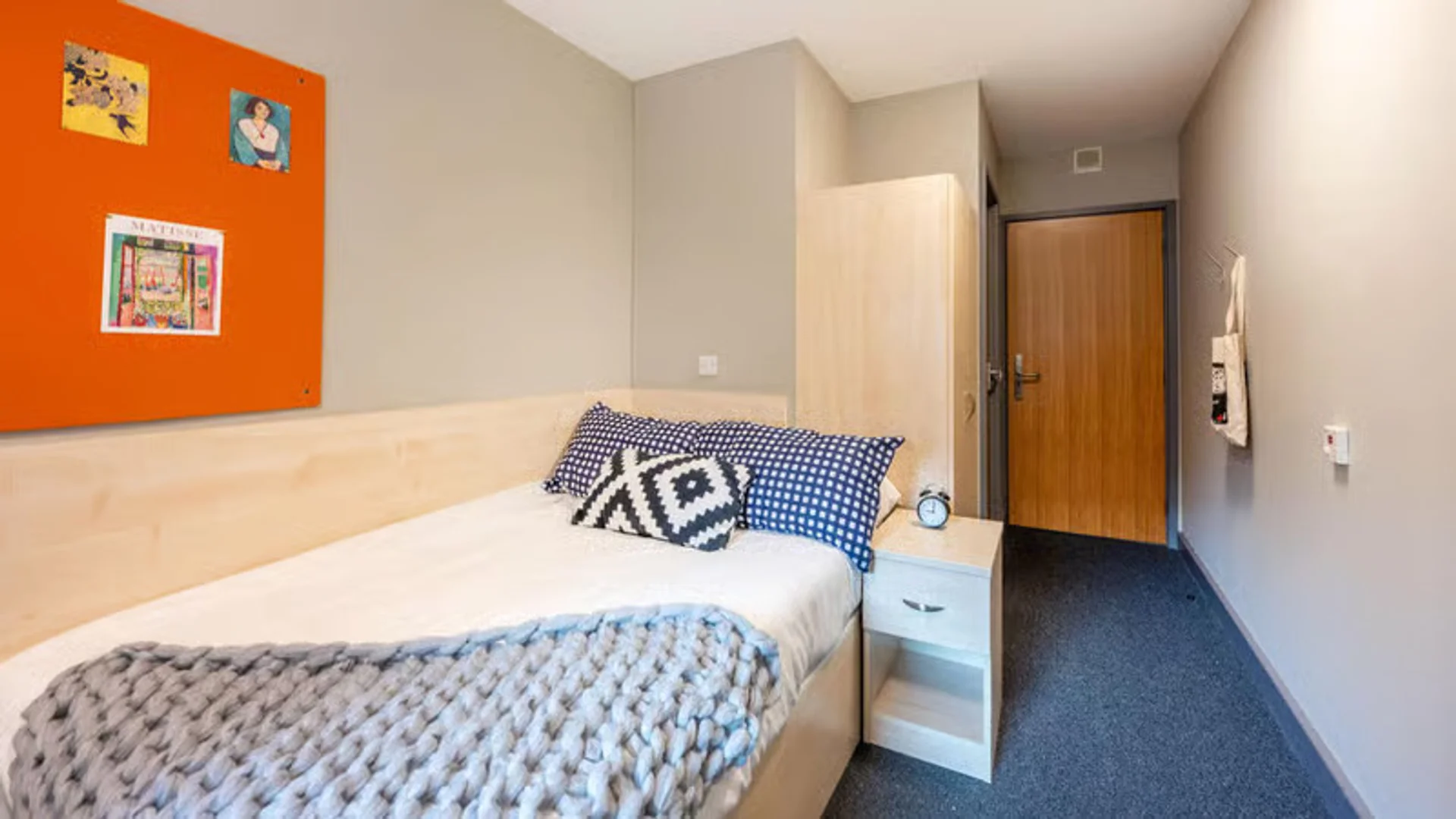 Quarto acessível para estudantes com iluminação ampla em 