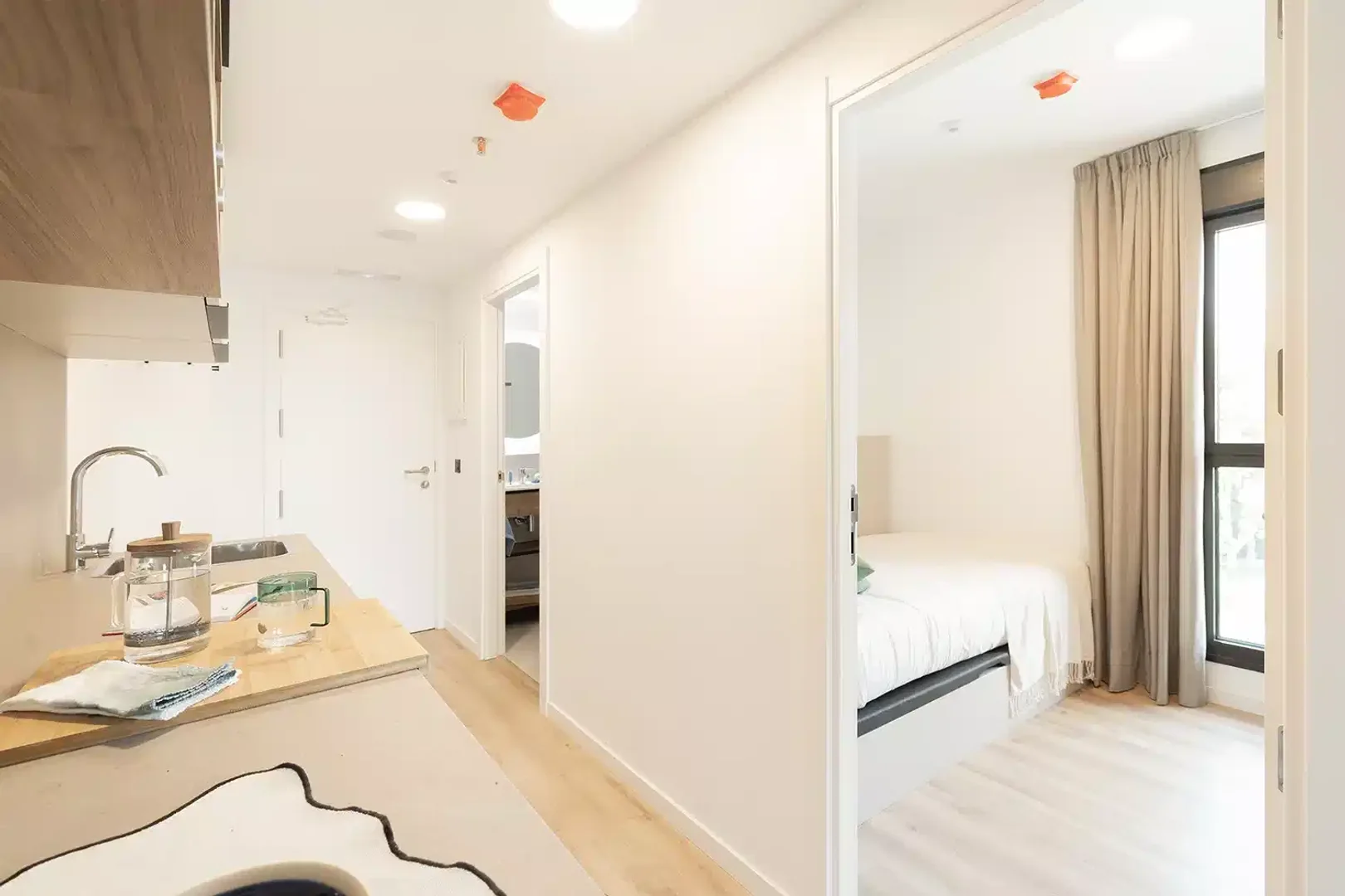 Habitación estudiantil funcional perfecta para estudiar en 