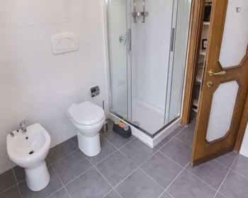 Habitación privada en Viale Giovanni Vicini, imagen 32 de 41