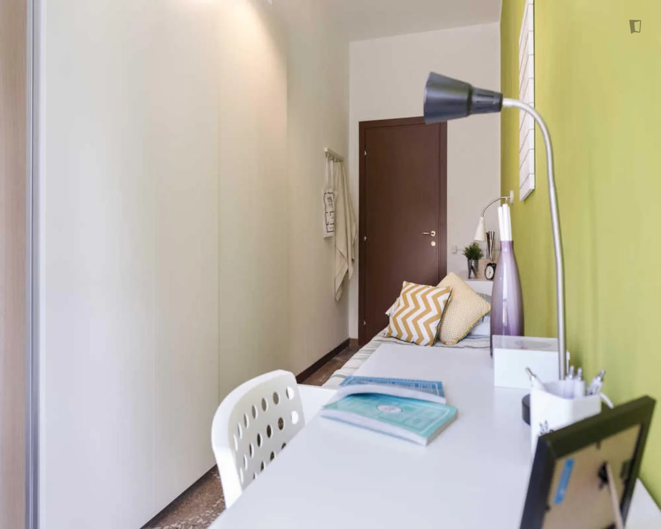 Habitación estudiantil amplia y cómoda en