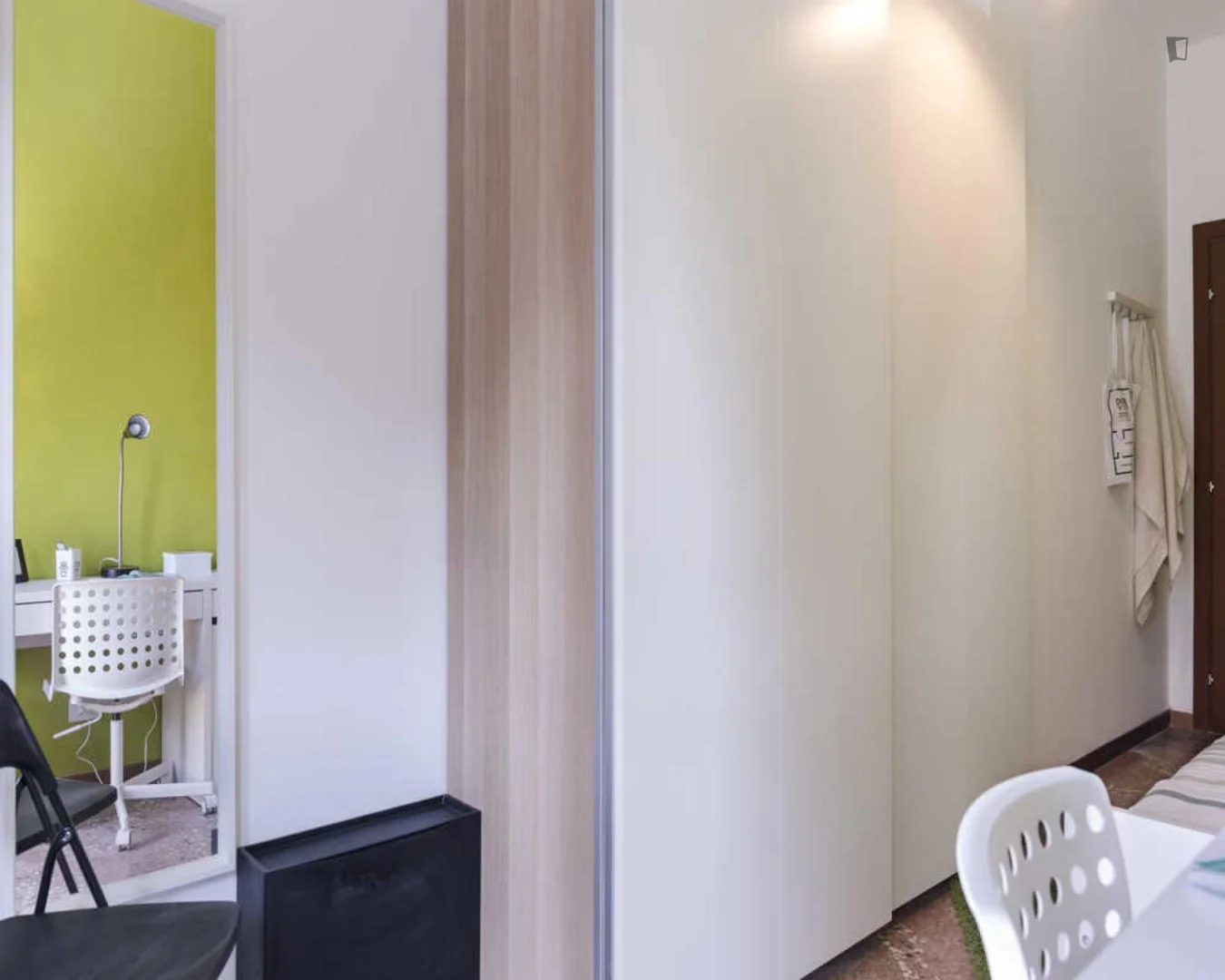 Habitación estudiantil funcional perfecta para estudiar en