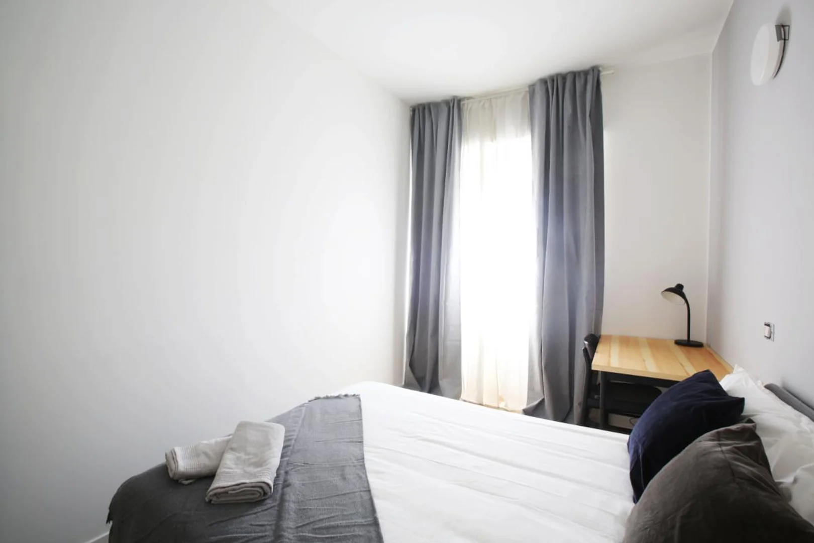 Chambre abordable pour les étudiants avec un bon éclairage dans 
