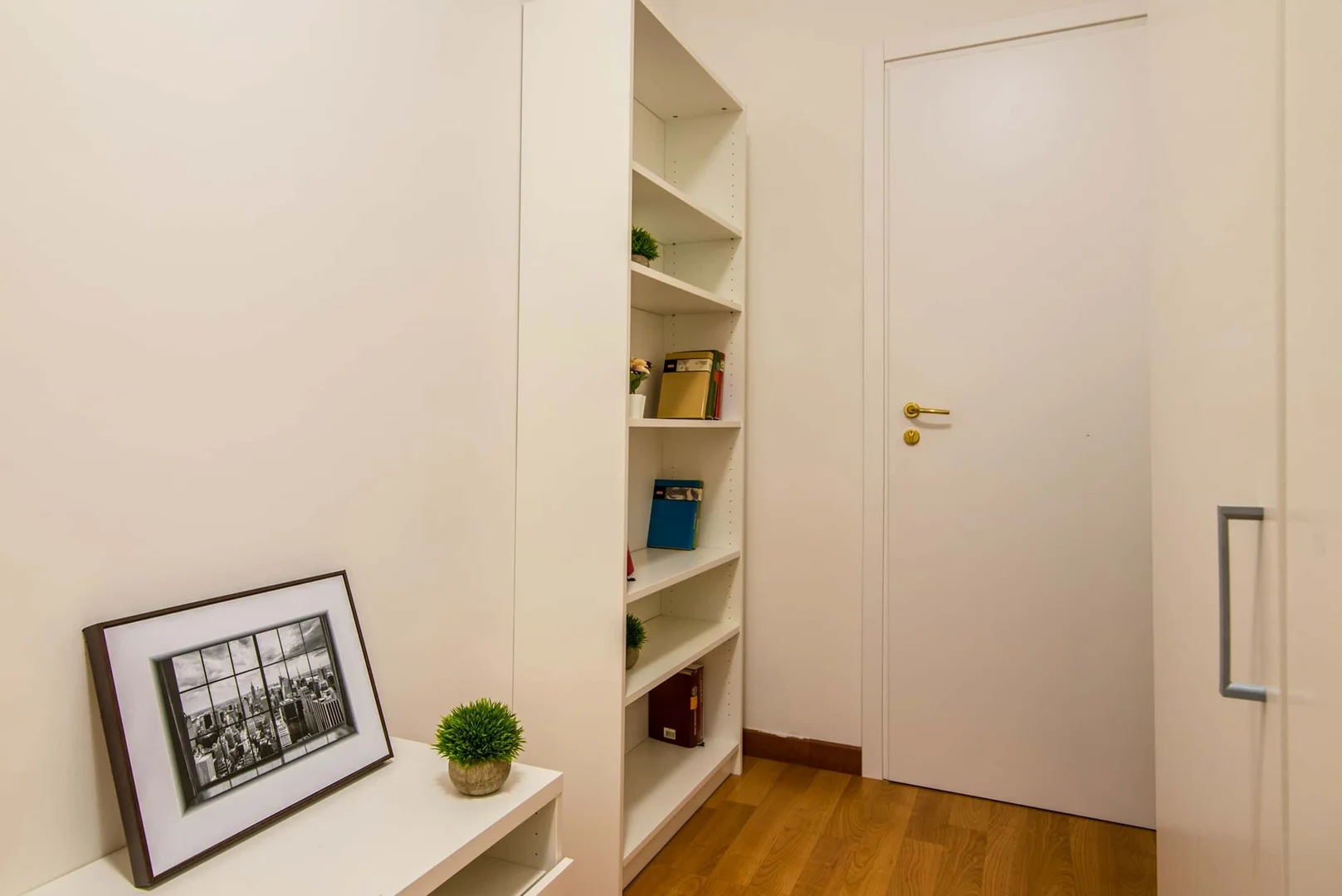 Quarto acessível para estudantes com iluminação ampla em 