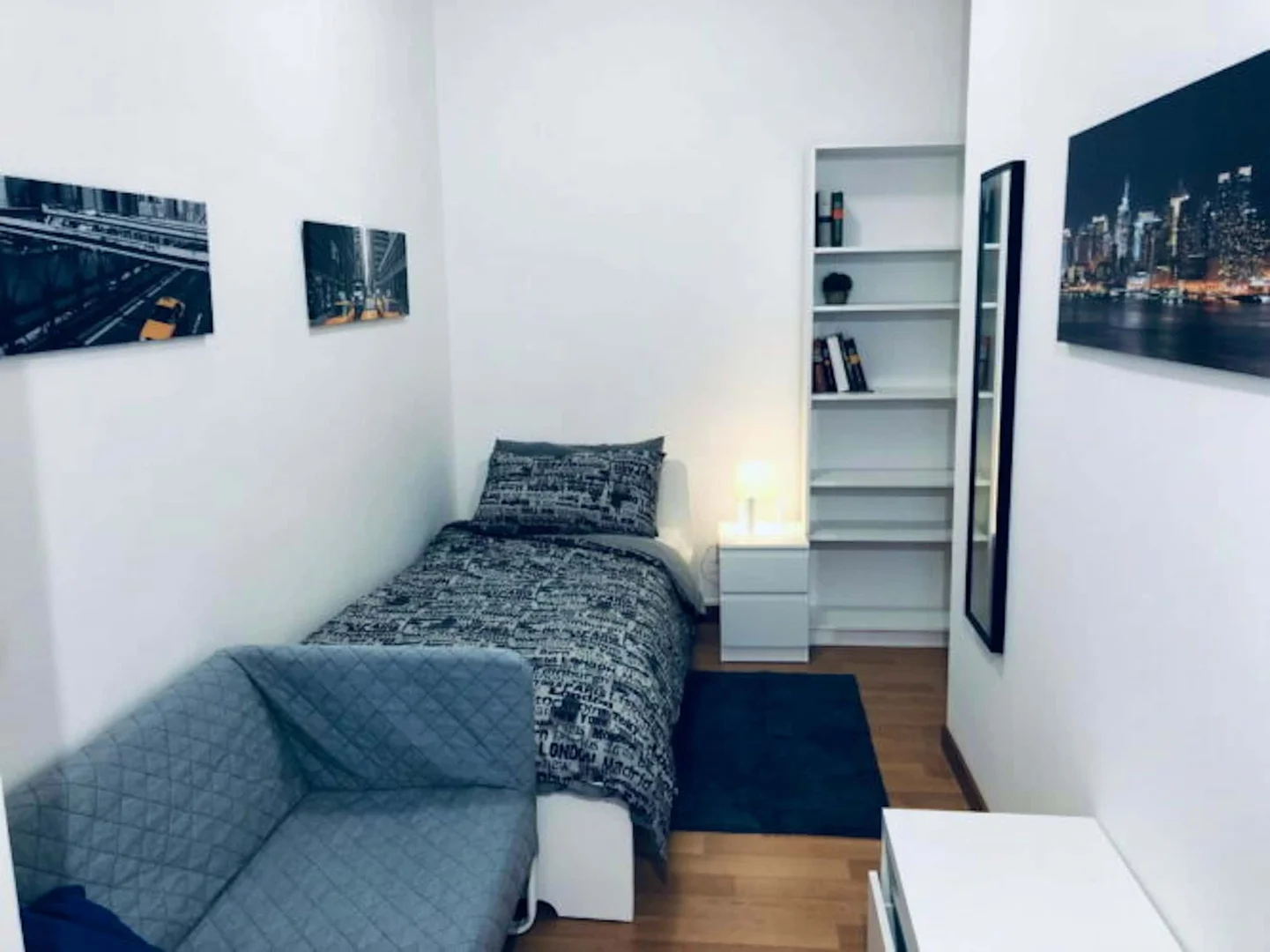Quarto de estudante em  com área de estudo e instalações partilhadas