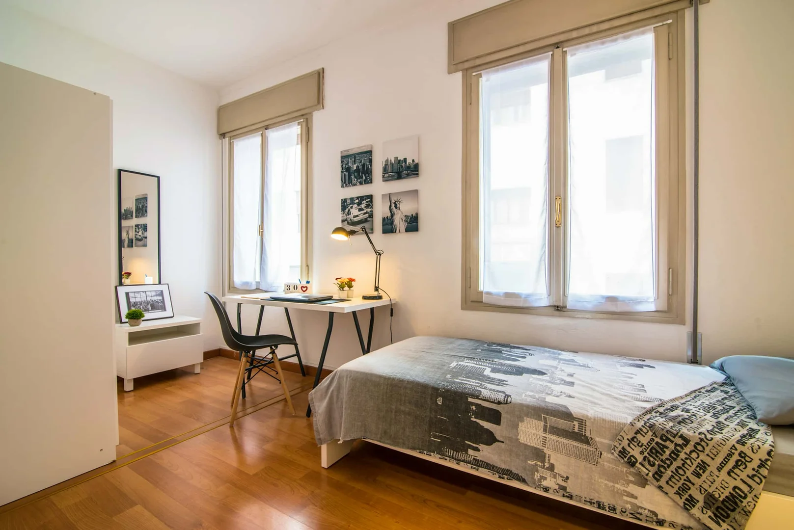 Quarto acessível para estudantes com iluminação ampla em 