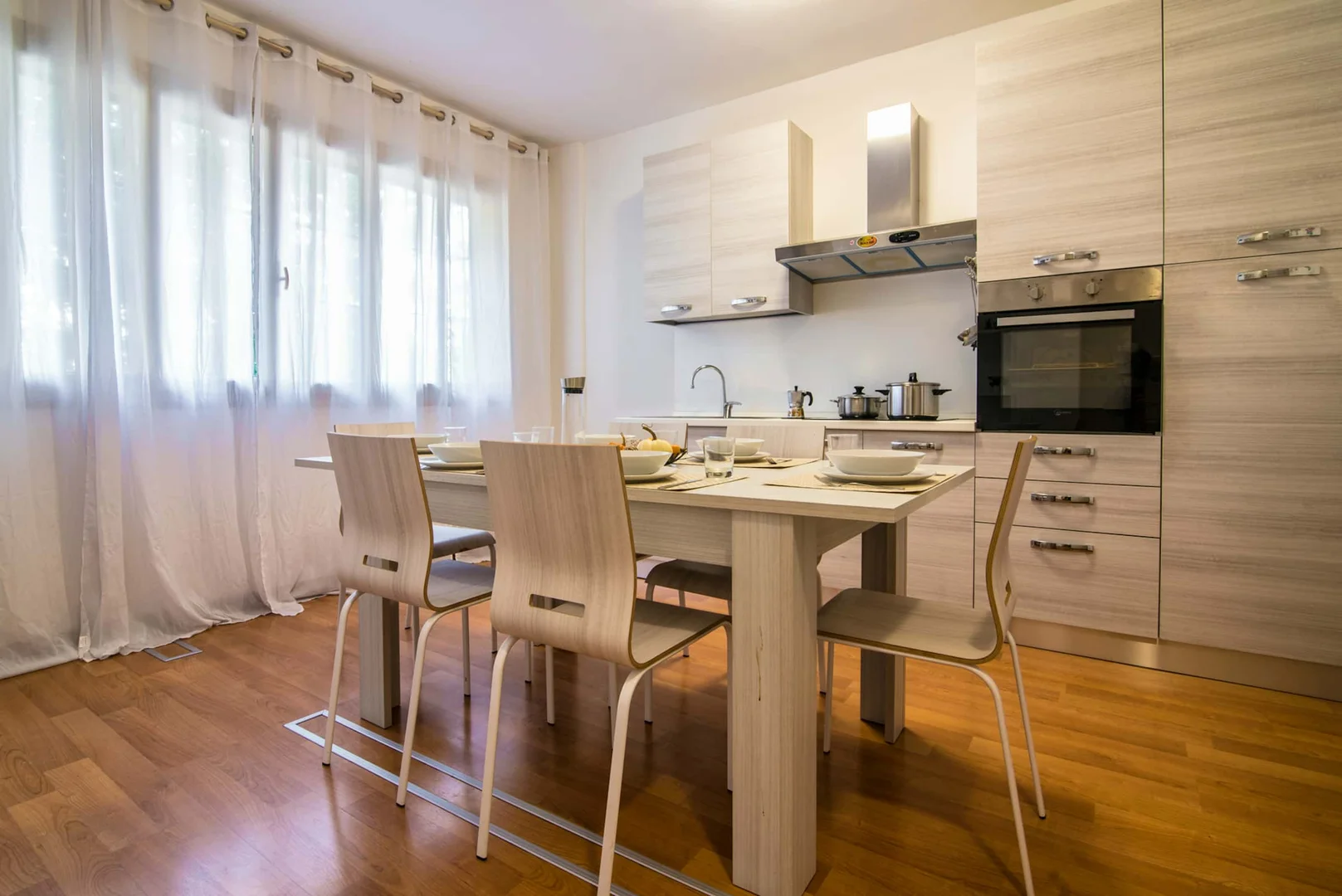 Quarto de estudante económico com localização conveniente em 