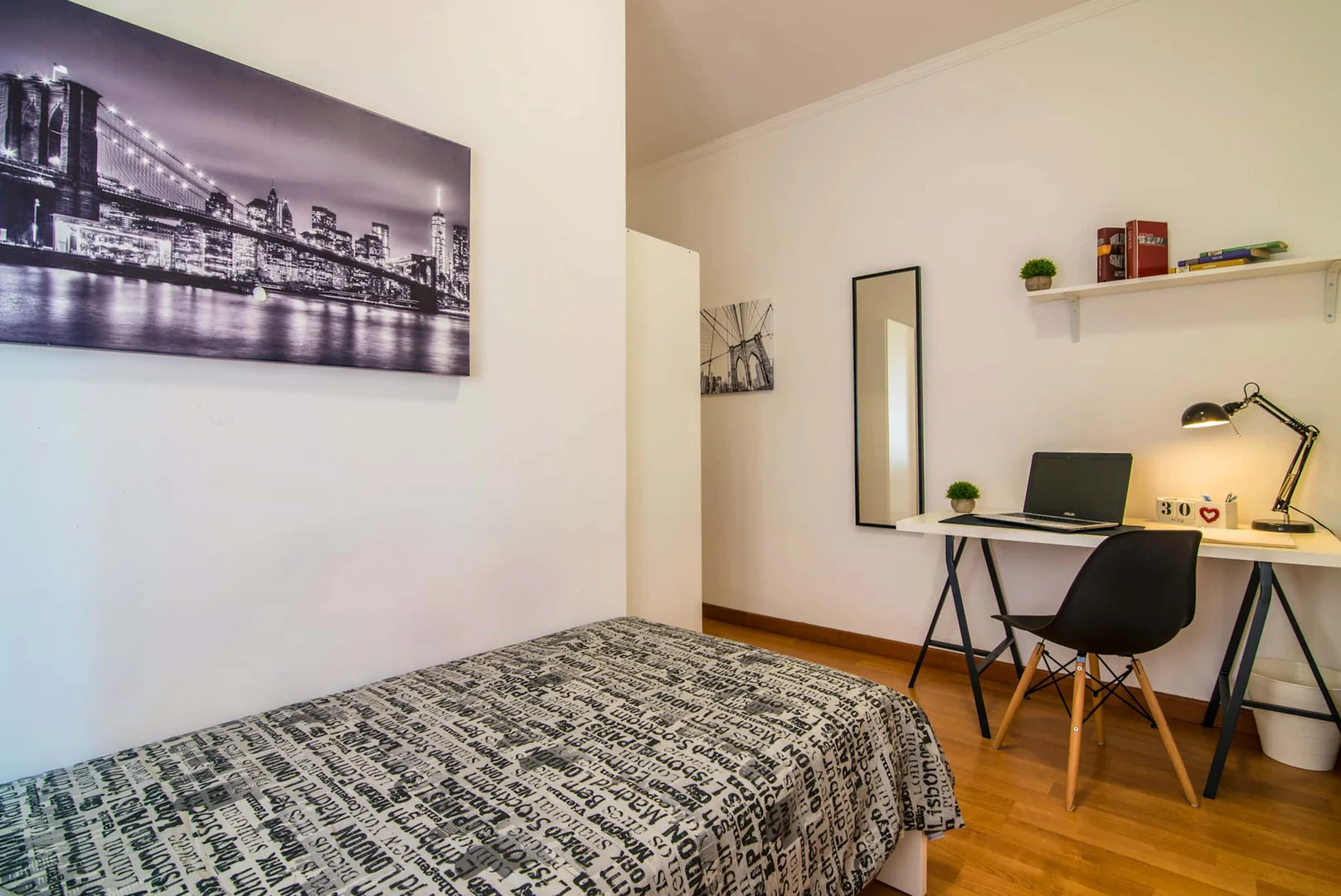 Quarto de estudante confortável e espaçoso em 