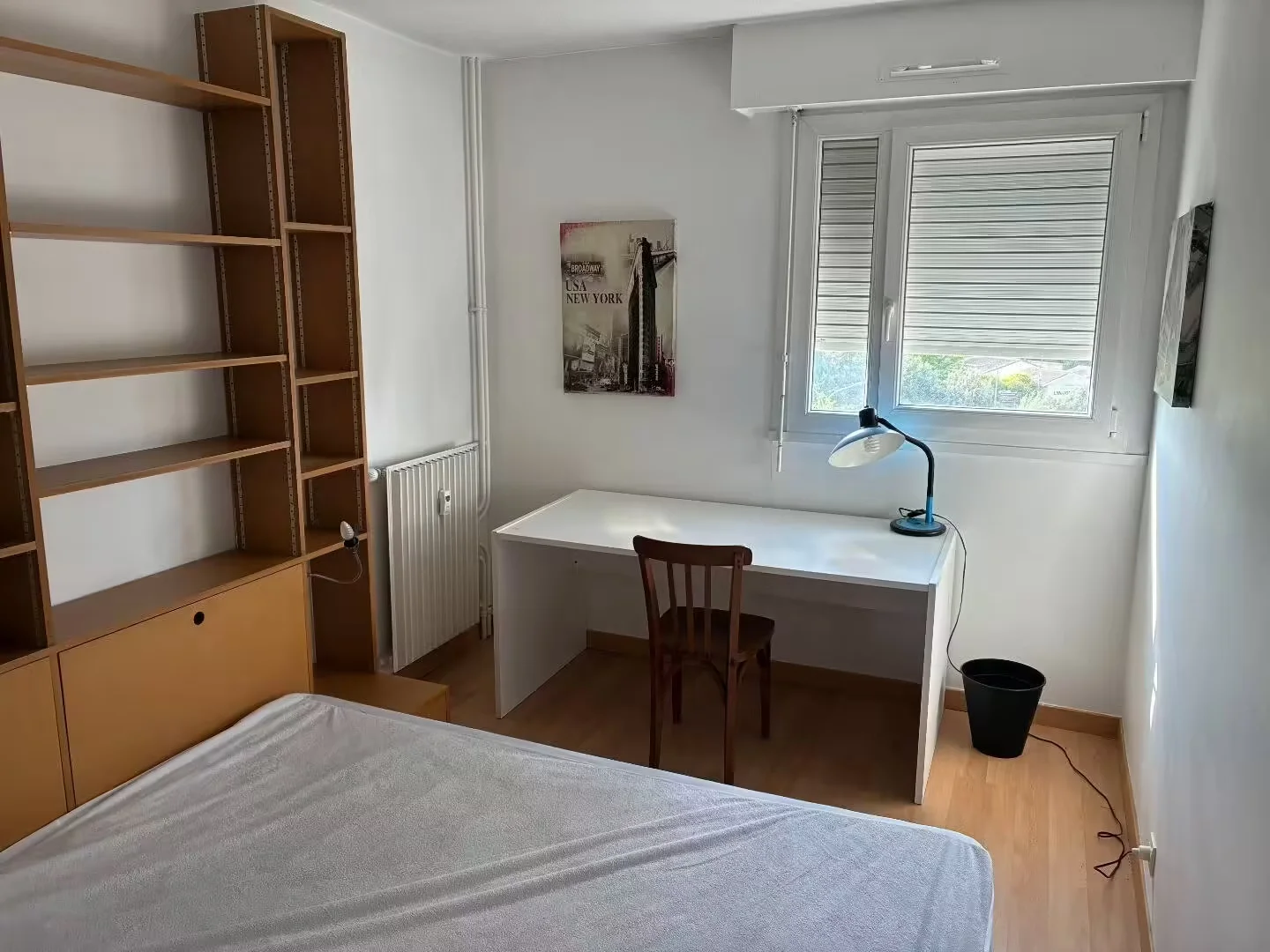 Quarto de estudante confortável e espaçoso em 
