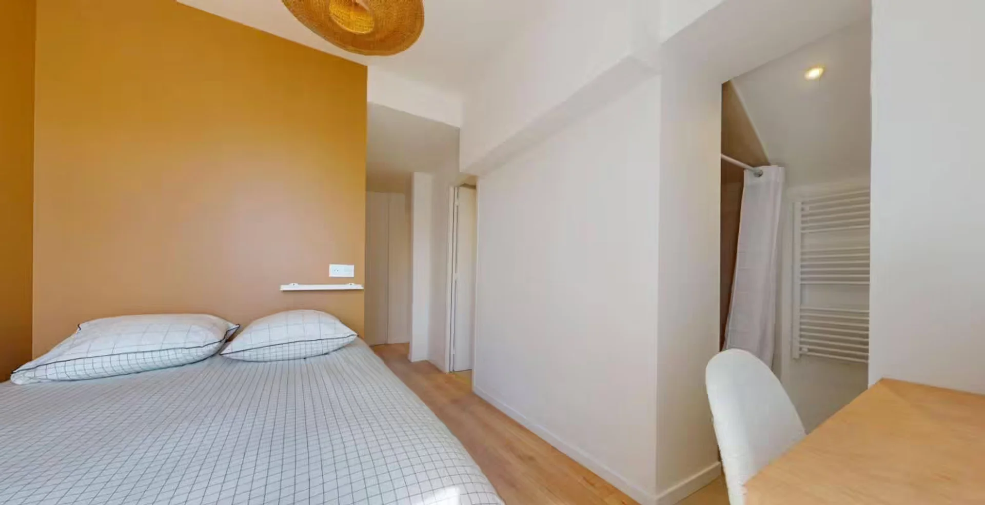 Student-friendly room in  with modern amenities