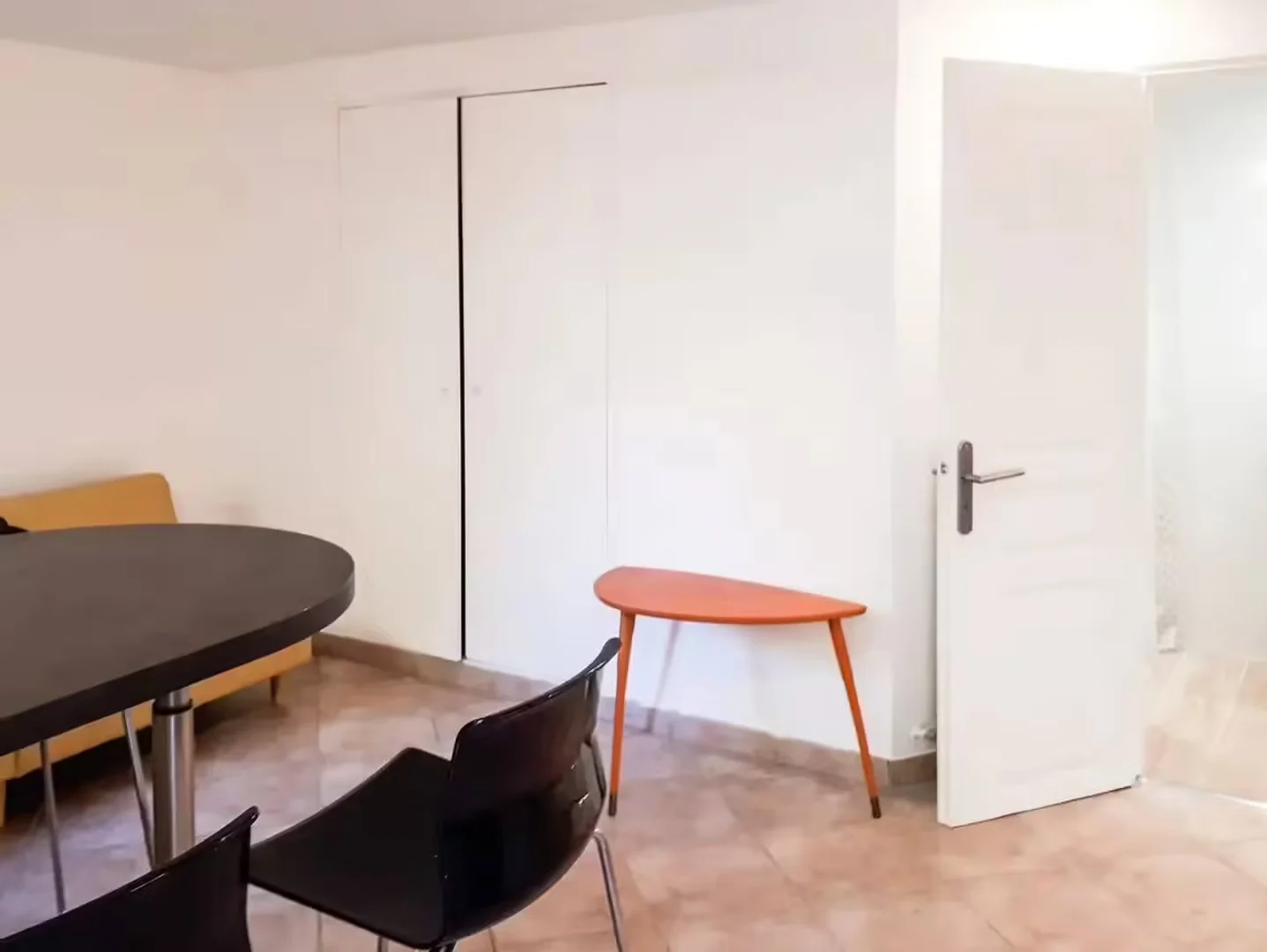 Chambre d'étudiant lumineuse et aérée avec accès facile à l'université dans 