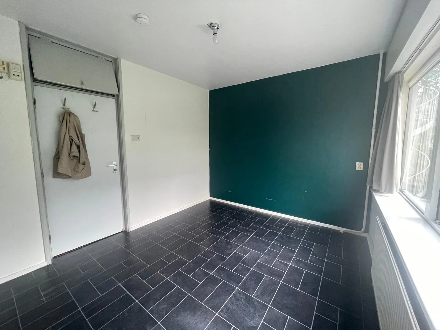 Habitación estudiantil funcional perfecta para estudiar en 