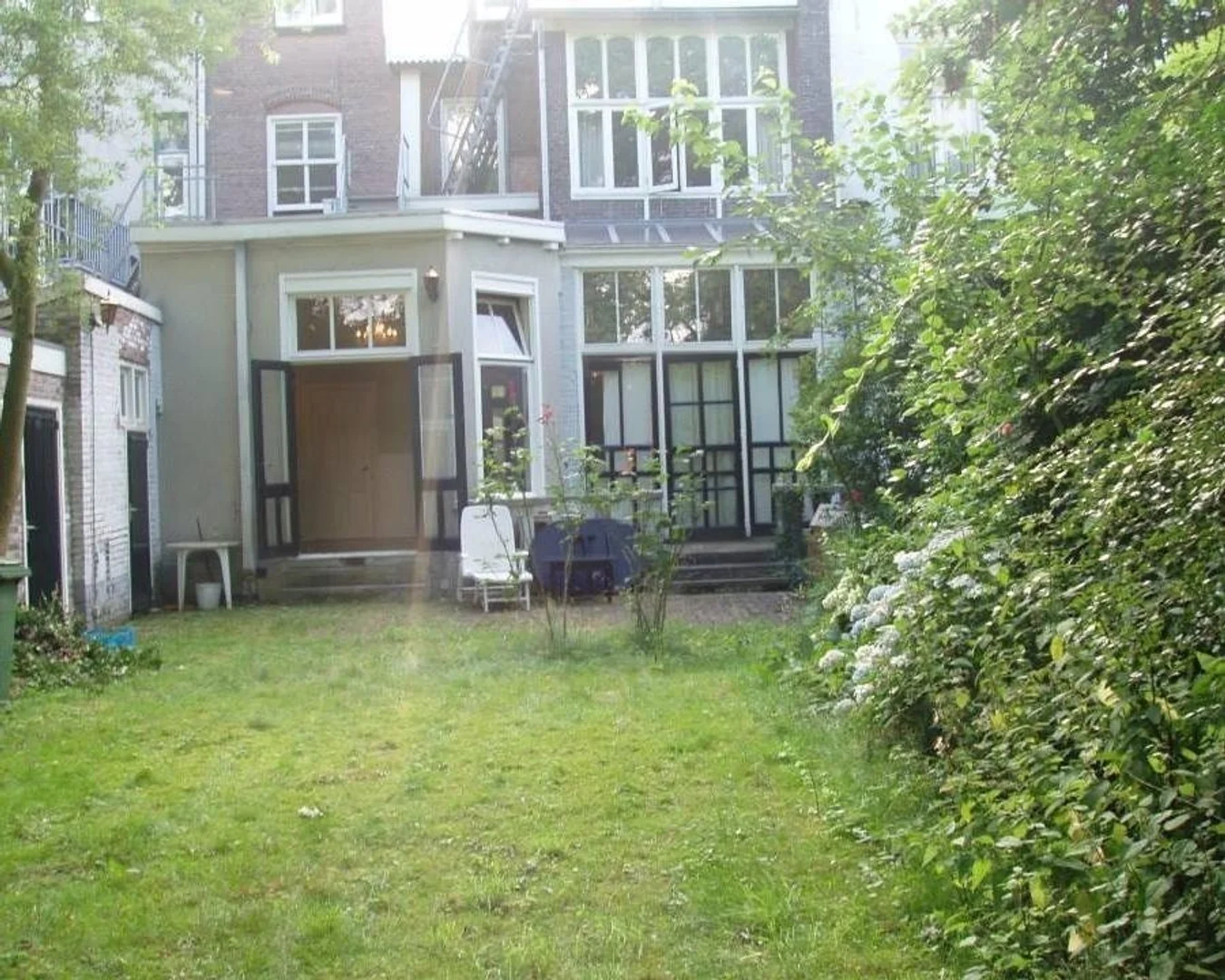 Chambre d'étudiant à  avec espace d'étude et installations communes