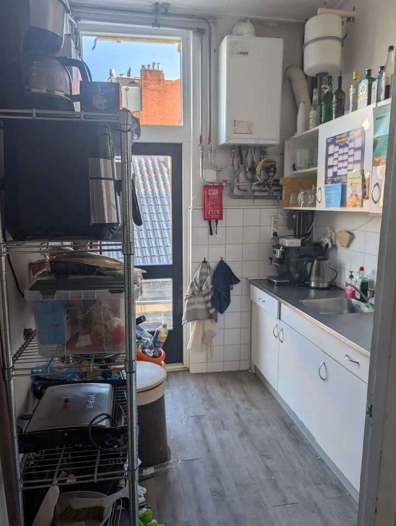 Habitación estudiantil luminosa y aireada con fácil acceso a la universidad en 