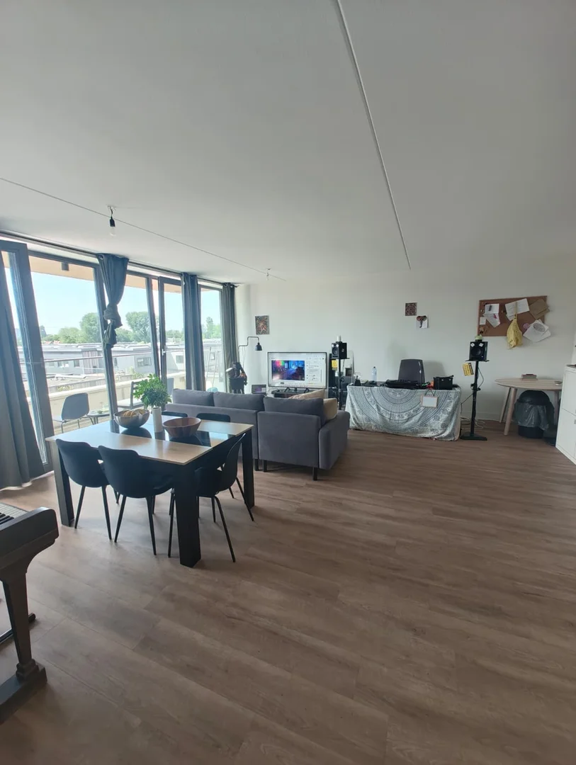 Student-friendly room in  with modern amenities