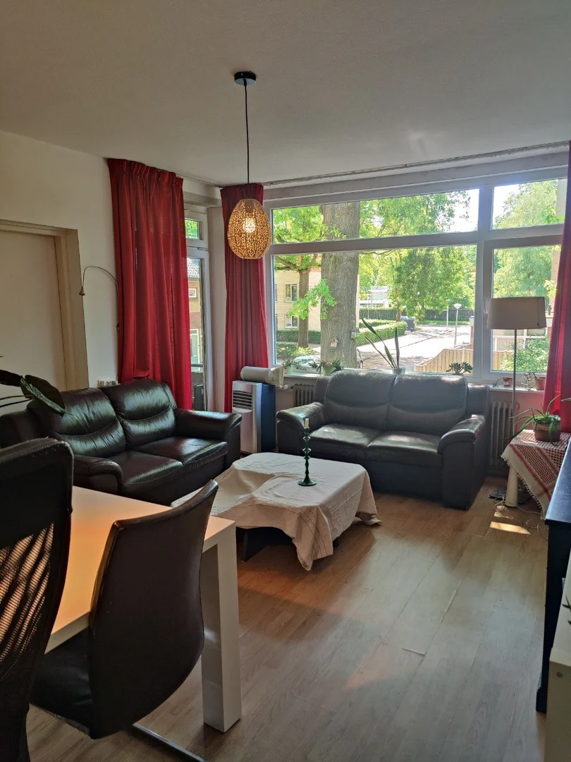 Bright and airy student room with easy university access in 