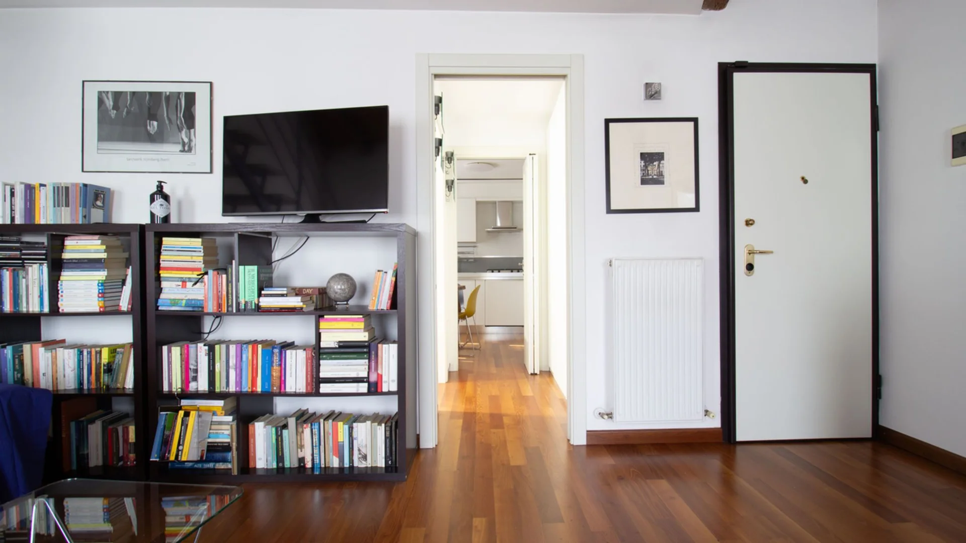 Habitación estudiantil funcional perfecta para estudiar en 