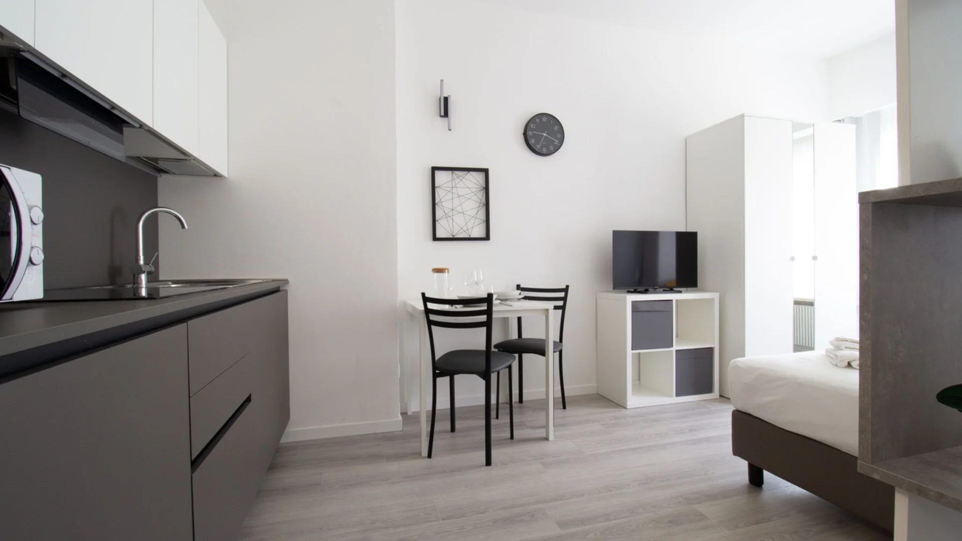 Habitación estudiantil funcional perfecta para estudiar en