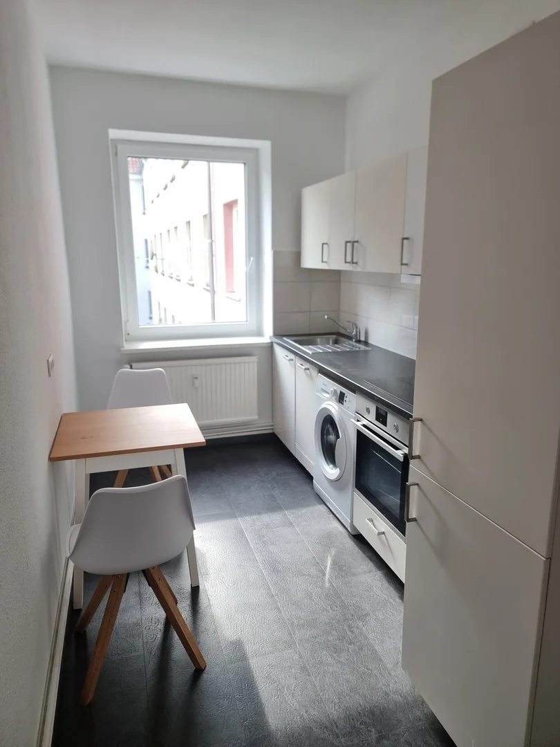 Room for rent in student apartment in , fully furnished