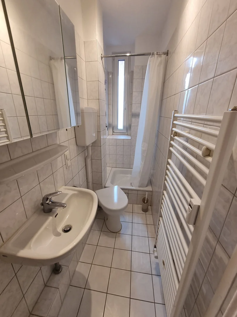 Room for rent in student apartment in , fully furnished