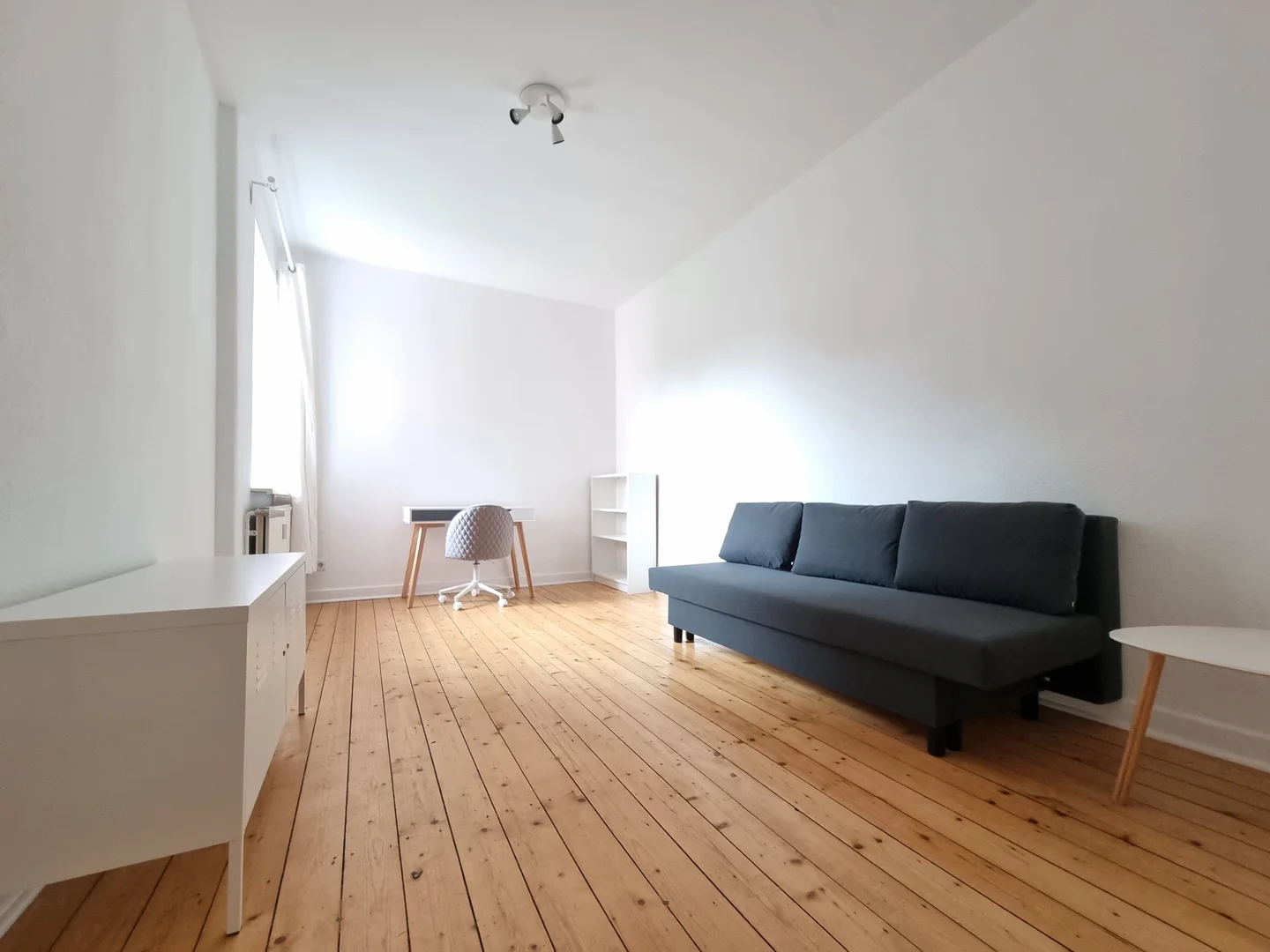 Student-friendly room in  with modern amenities